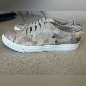 Blowfish women’s sneakers pull on